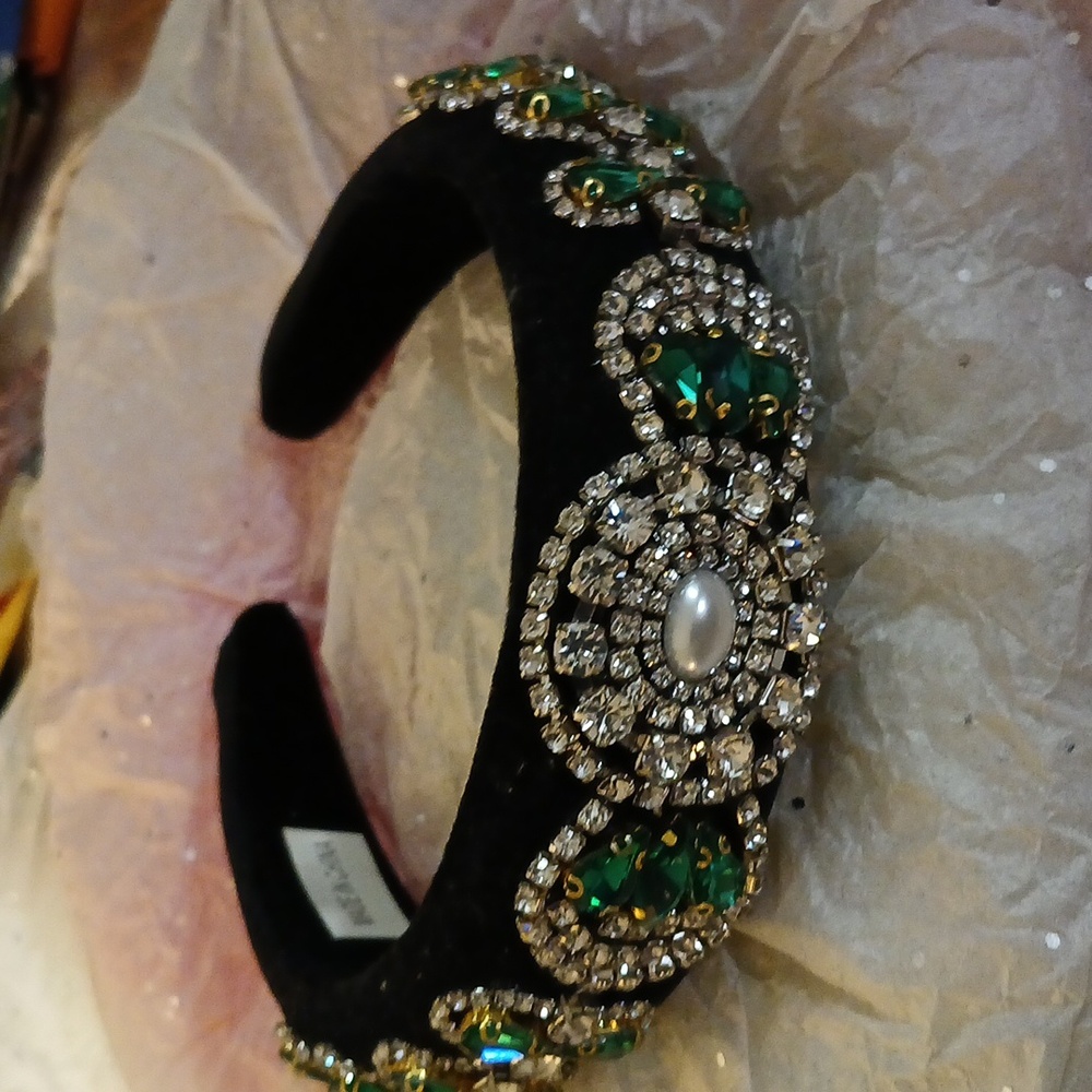 EMERALD GREEN JEWELED BLACK VELEVET HEADBAND